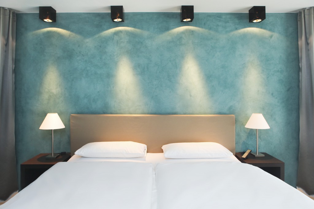 hotel_der_blaue_reiter_karlsruhe_kubus_juniorsuite_bett.1024x0