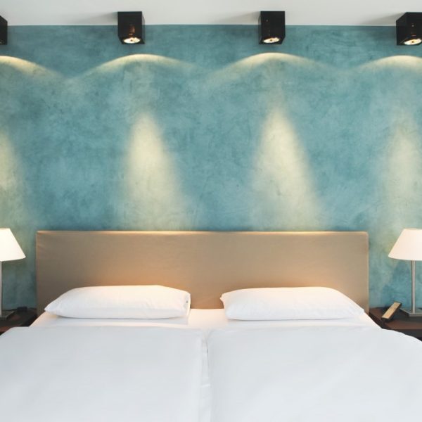 hotel_der_blaue_reiter_karlsruhe_kubus_juniorsuite_bett.1024x0